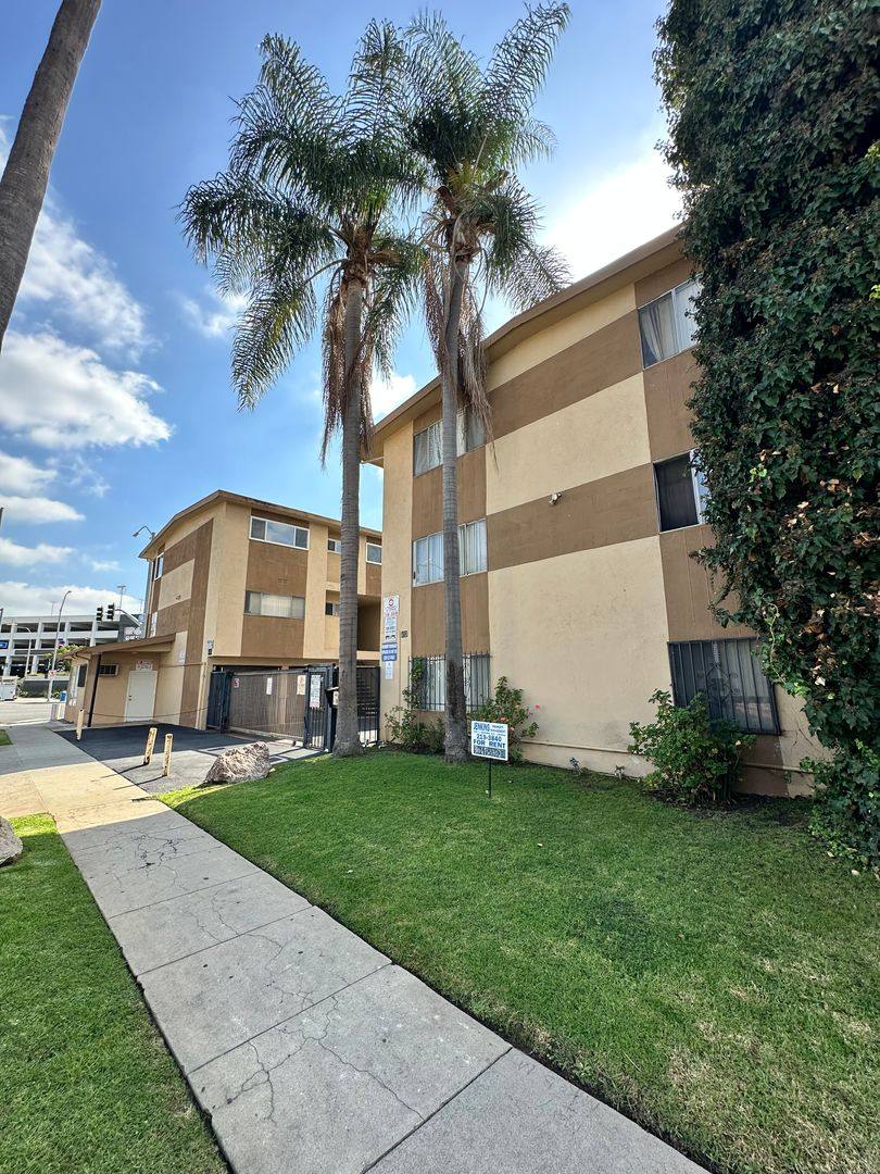 Apartment for rent at 652 E 97th St, Inglewood, CA 90301