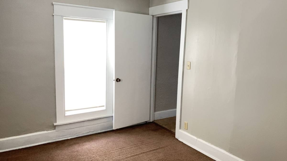 Apartment for rent at 1517 1 2 E Washington St, Muncie, IN 47305