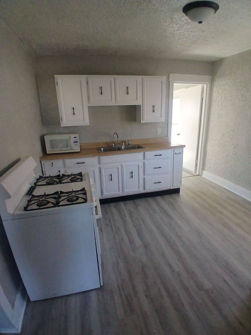 Apartment for rent at 1517 1 2 E Washington St, Muncie, IN 47305