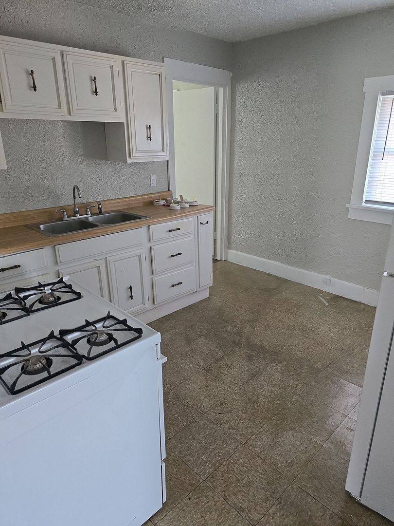 Apartment for rent at 1517 1 2 E Washington St, Muncie, IN 47305