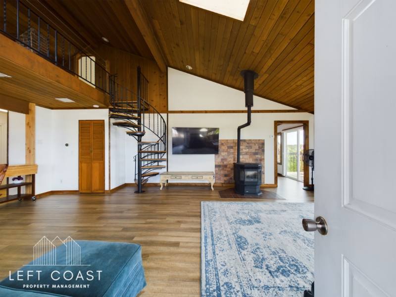 House for rent at 1033 NW Inlet Ave, Lincoln City, OR 97367