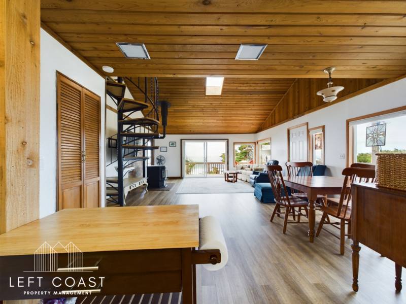 House for rent at 1033 NW Inlet Ave, Lincoln City, OR 97367