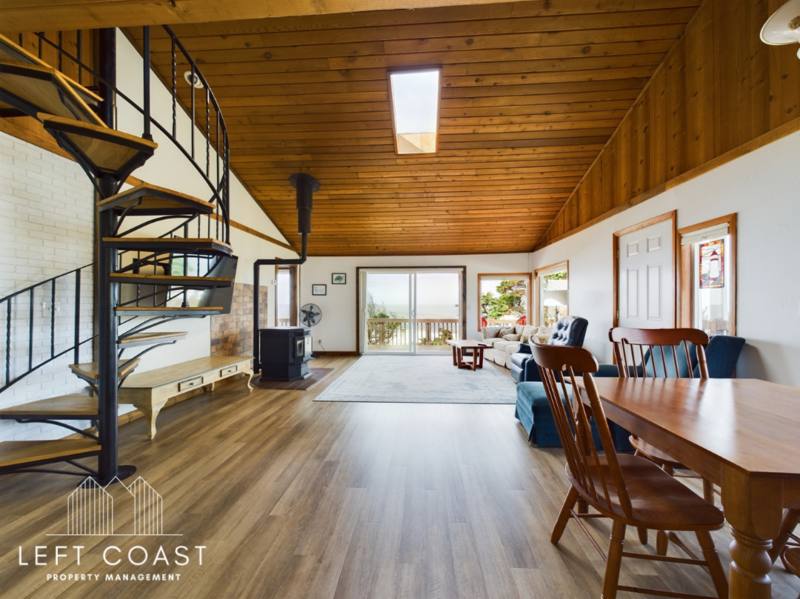 House for rent at 1033 NW Inlet Ave, Lincoln City, OR 97367