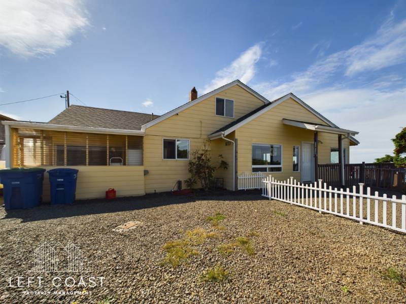 House for rent at 1033 NW Inlet Ave, Lincoln City, OR 97367