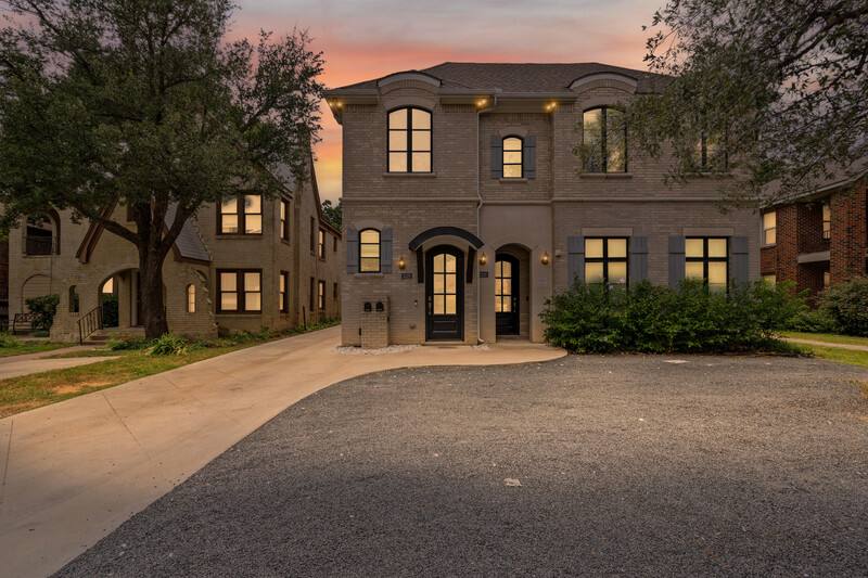 Townhouse for rent at 3322 S University Dr, Fort Worth, TX 76109