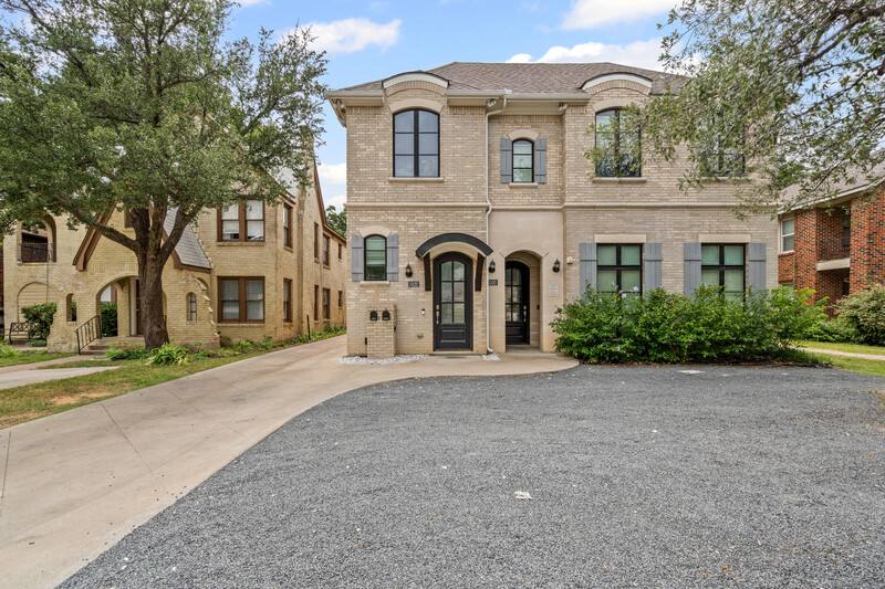 Townhouse for rent at 3322 S University Dr, Fort Worth, TX 76109