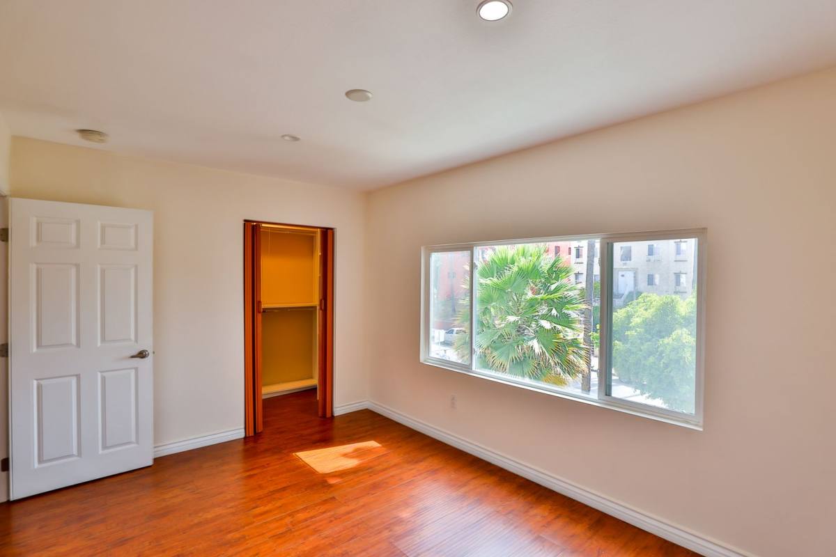 Apartment for rent at 141 N New Hampshire Ave, Los Angeles, CA 90004