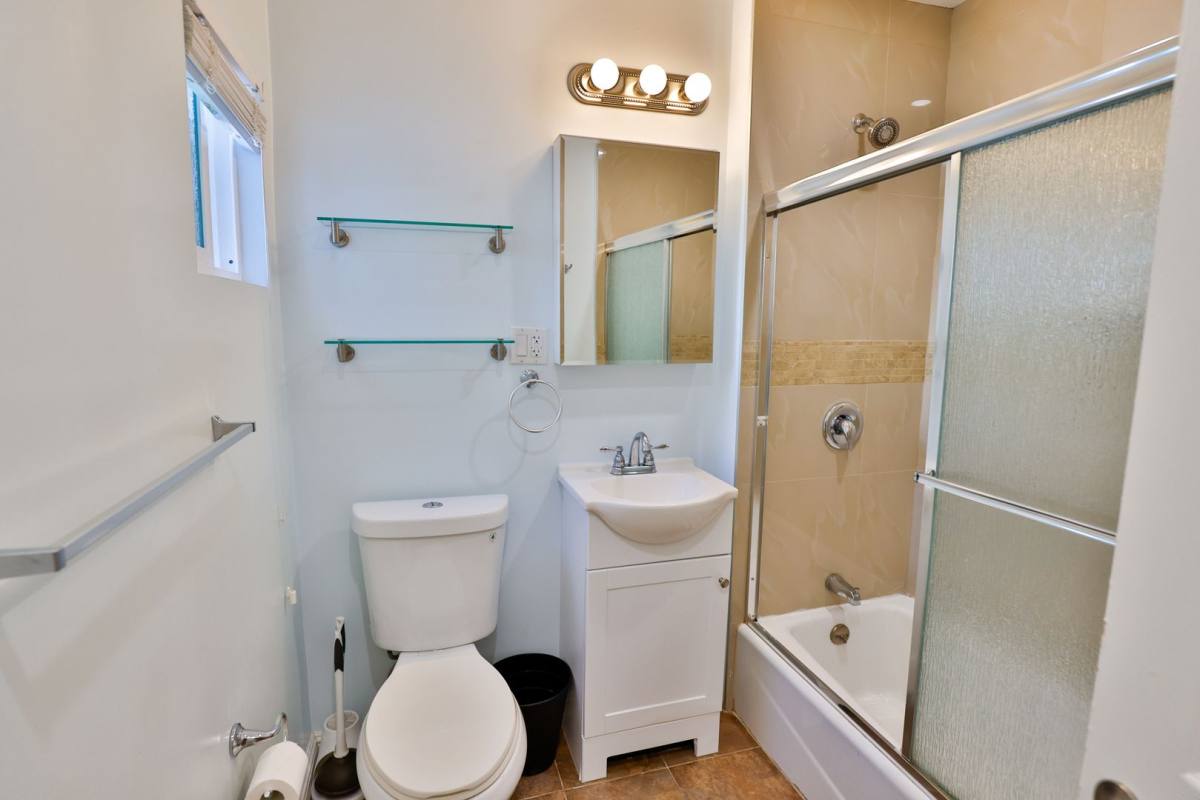 Apartment for rent at 141 N New Hampshire Ave, Los Angeles, CA 90004
