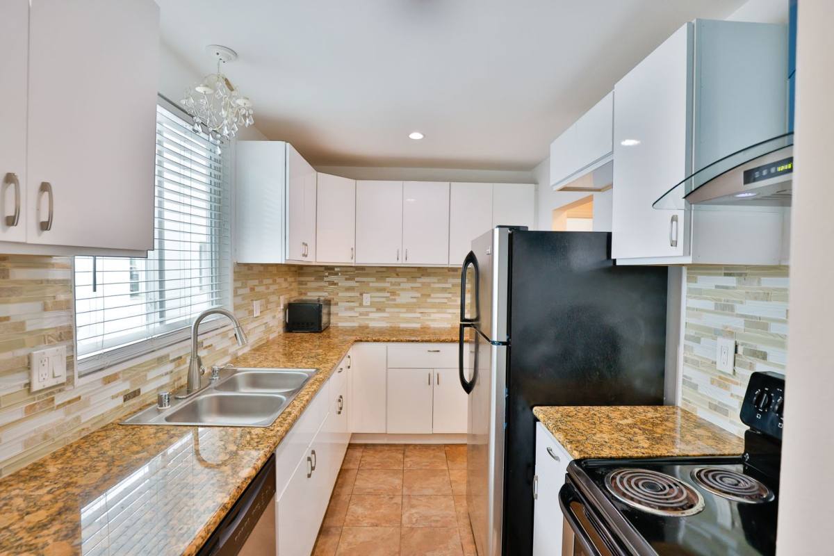 Apartment for rent at 141 N New Hampshire Ave, Los Angeles, CA 90004