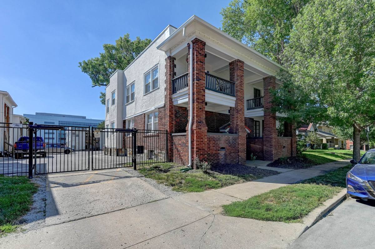 Apartment for rent at 1800-1802 W 41st St, Kansas City, MO 64111