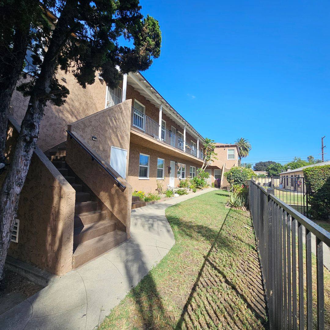 Apartment for rent at 2444 Pacific Ave, Long Beach, CA 90806