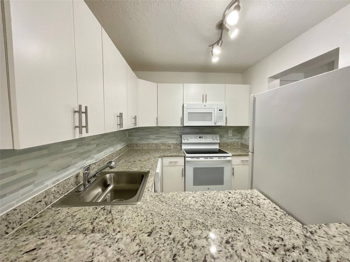House for rent at 9517 Fontainebleau Blvd 601-404, Miami, FL 33172