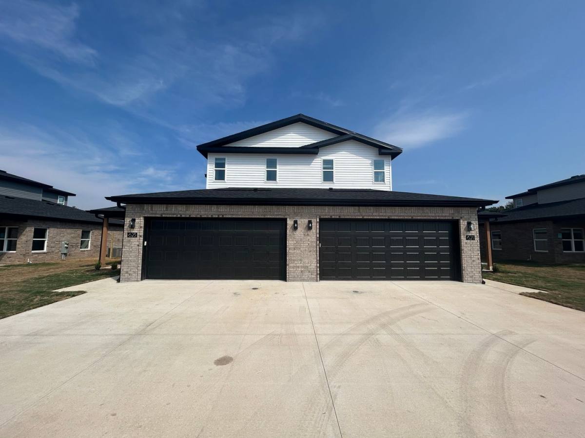 Townhouse for rent at 621-623 Cosmos St, Centerton, AR 72719