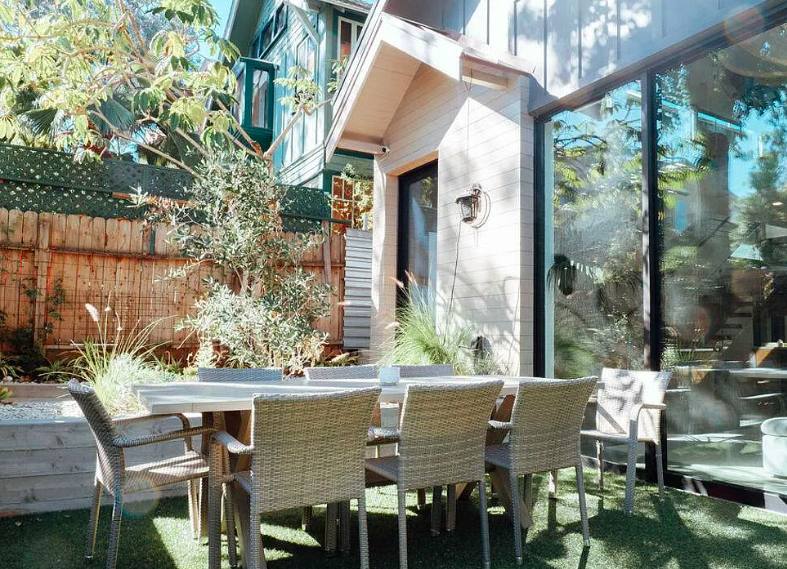 Apartment for rent at 115 Park Place, Venice, CA 90291