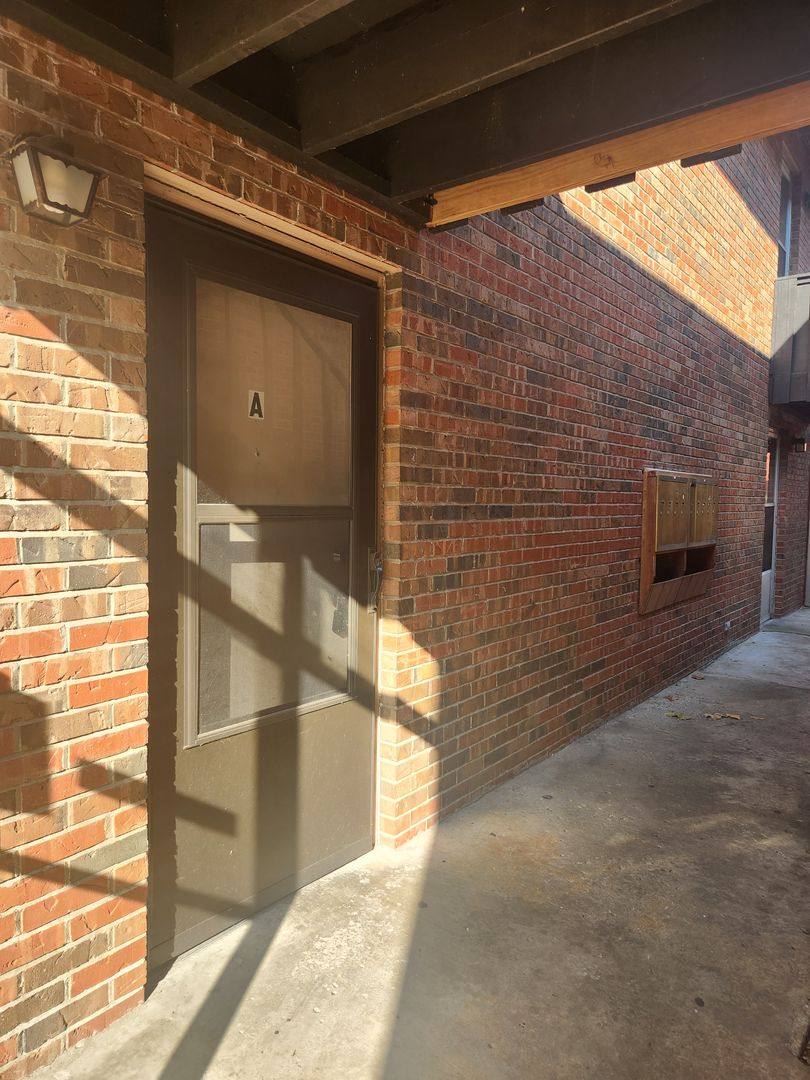 Apartment for rent at 1009 Washington, Ave, Alton, IL 62002