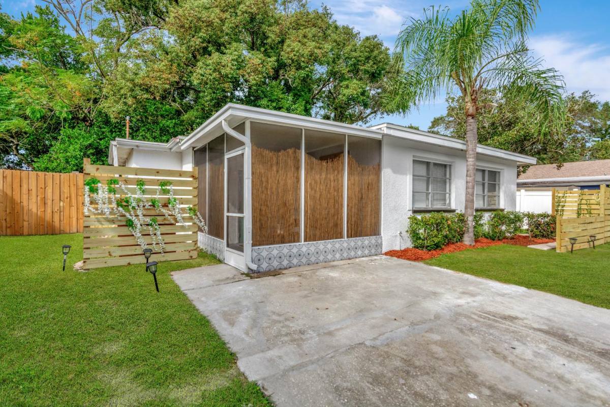 Apartment for rent at 988 Cedarwwod Ave, Dunedin, FL 34698