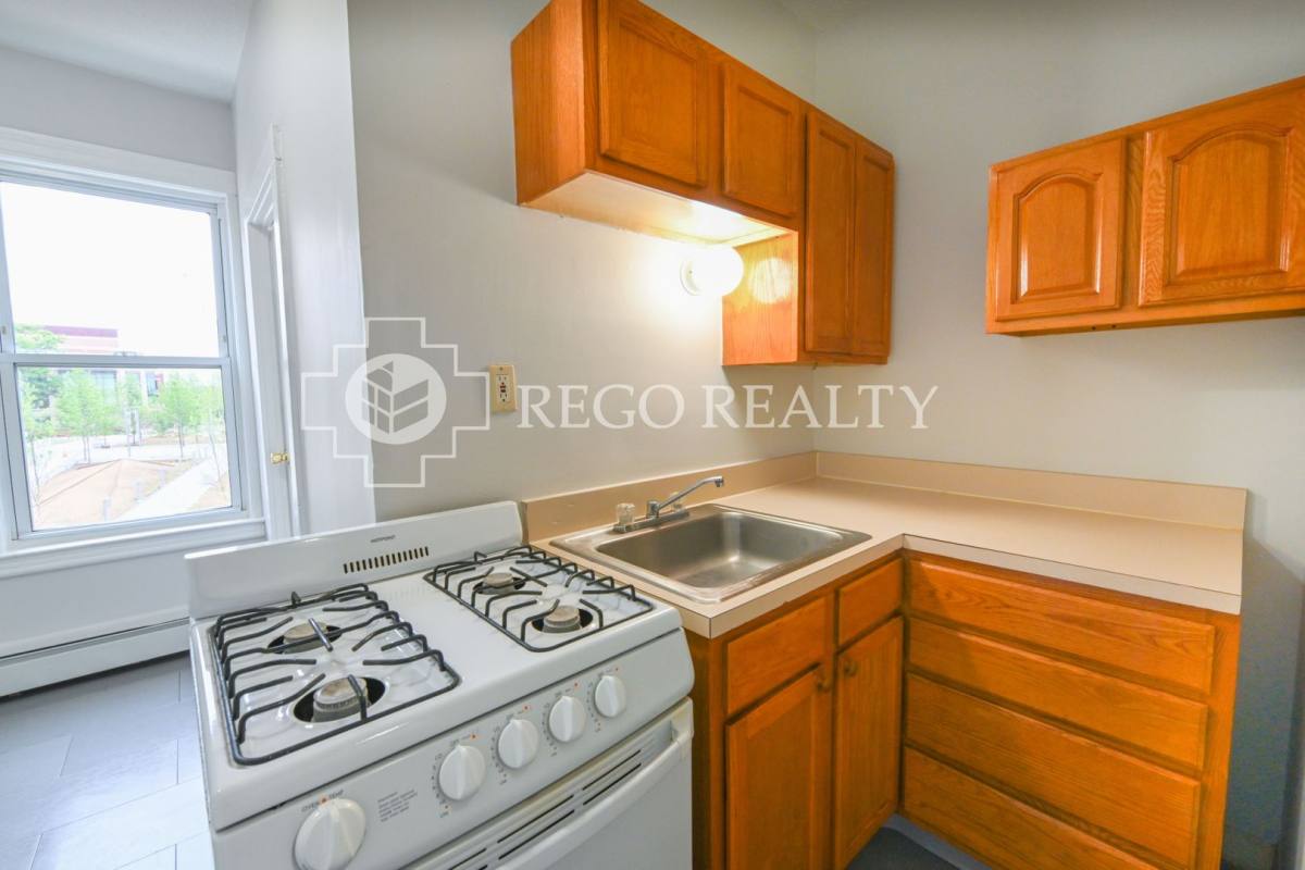 Apartment for rent at 291 Buckingham St, Hartford, CT 06106