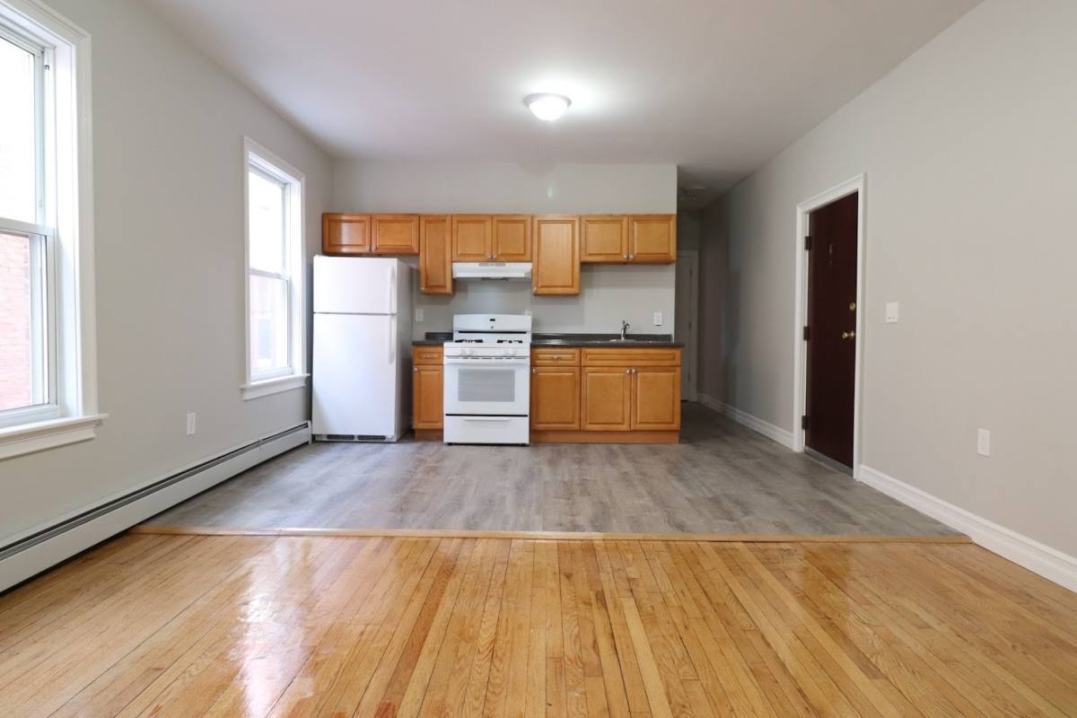 Apartment for rent at 291 Buckingham St, Hartford, CT 06106