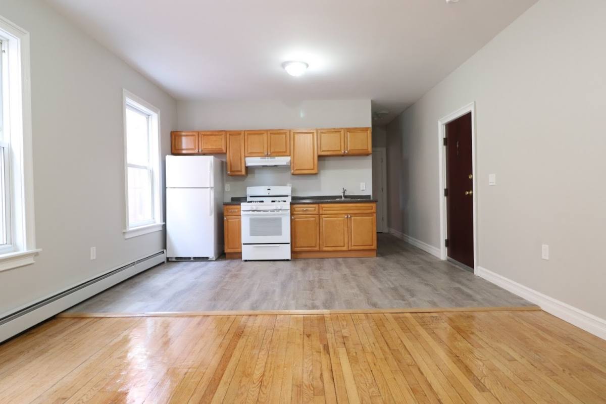 Apartment for rent at 291 Buckingham St, Hartford, CT 06106
