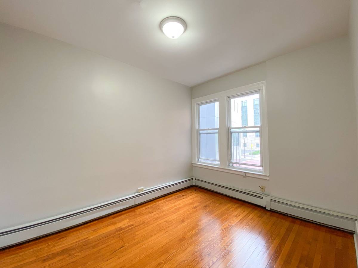 Apartment for rent at 291 Buckingham St, Hartford, CT 06106