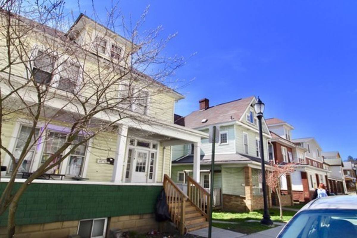 Apartment for rent at 233-235 Grant Ave, Morgantown, WV 26505