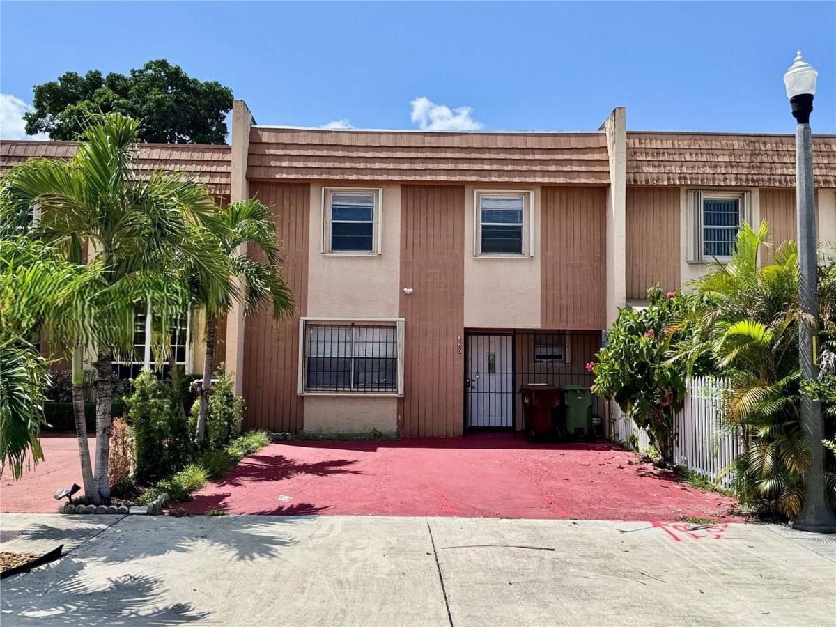 Townhouse for rent at 890 W 81st Place #890, Hialeah, FL 33014