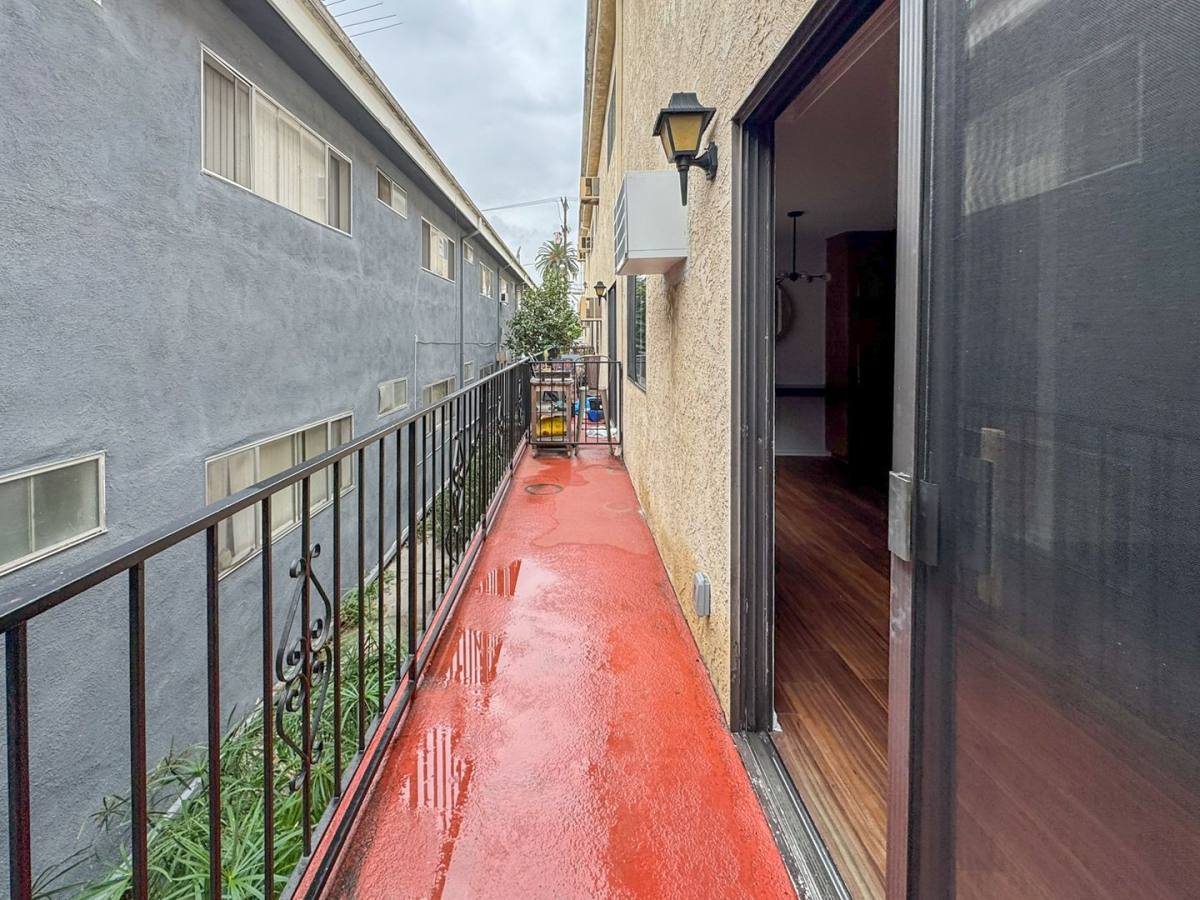 Apartment for rent at 4071 McLaughlin Ave #4, Los Angeles, CA 90066
