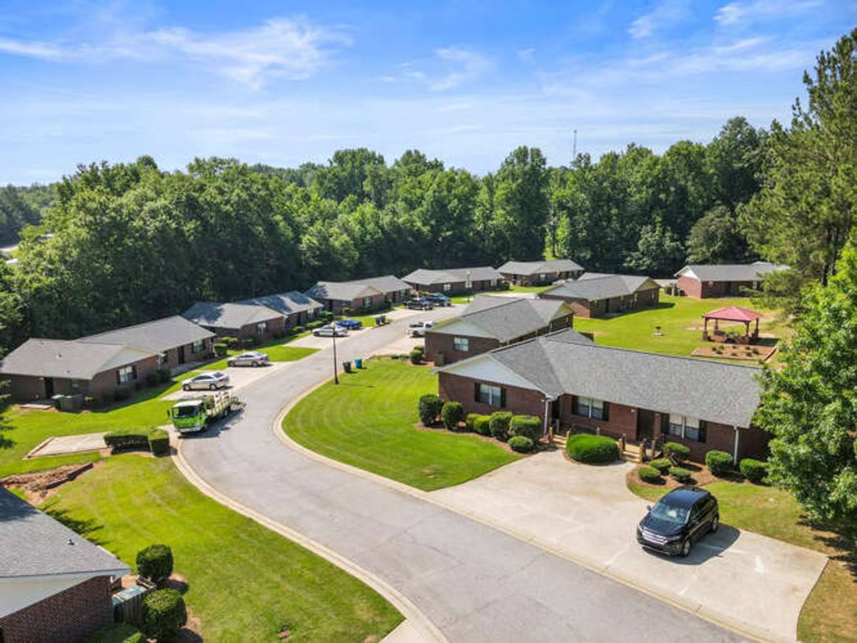 Apartment for rent at 100 Victoria Way, Commerce, GA 30529