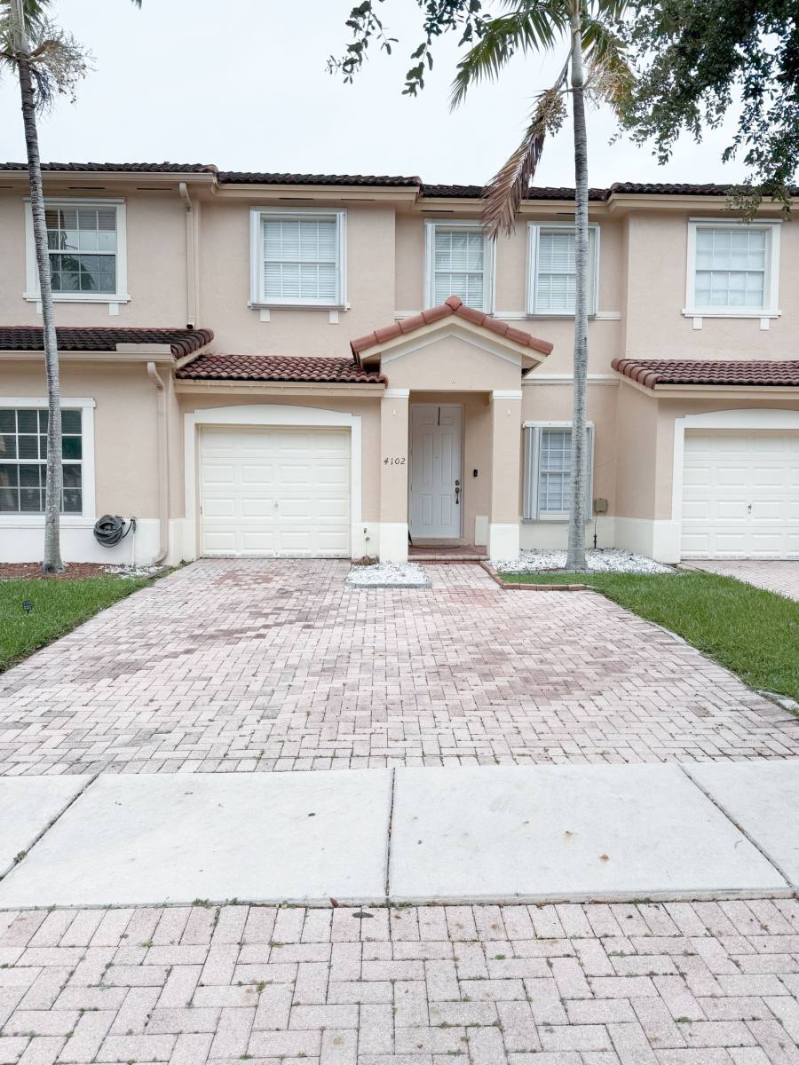Townhouse for rent at 4102 NE 26th St, Homestead, FL 33033