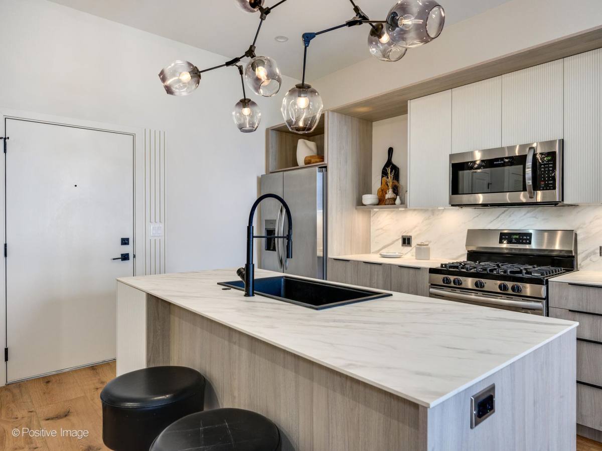 Apartment for rent at 11 W Prospect Ave, Mount Prospect, IL 60056