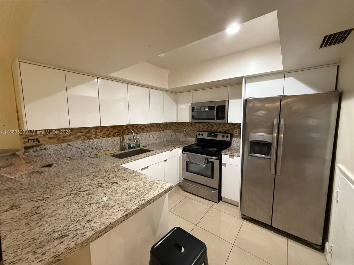 Townhouse for rent at 27 Laredo Place 6-3, Fort Lauderdale, FL 33324