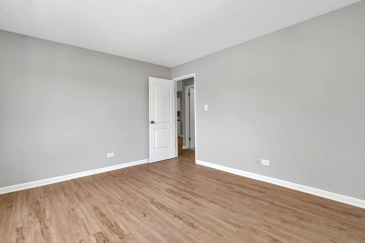 Apartment for rent at 909-913 Plainfield Rd, Darien, IL 60561