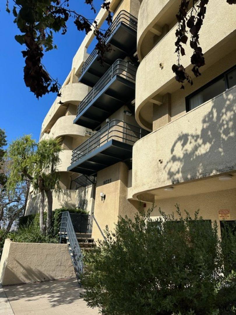 Apartment for rent at 10323 Woodbine St, Los Angeles, CA 90034