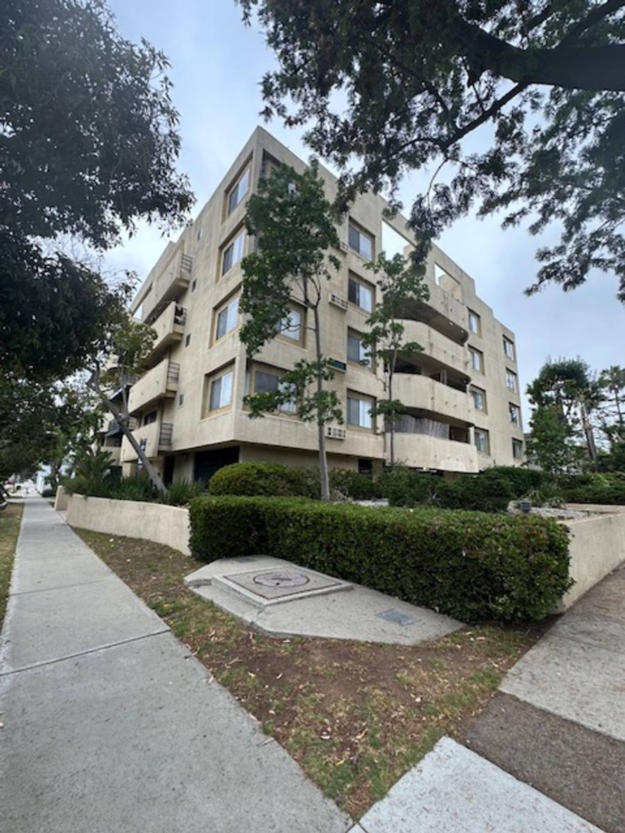Apartment for rent at 10323 Woodbine St, Los Angeles, CA 90034