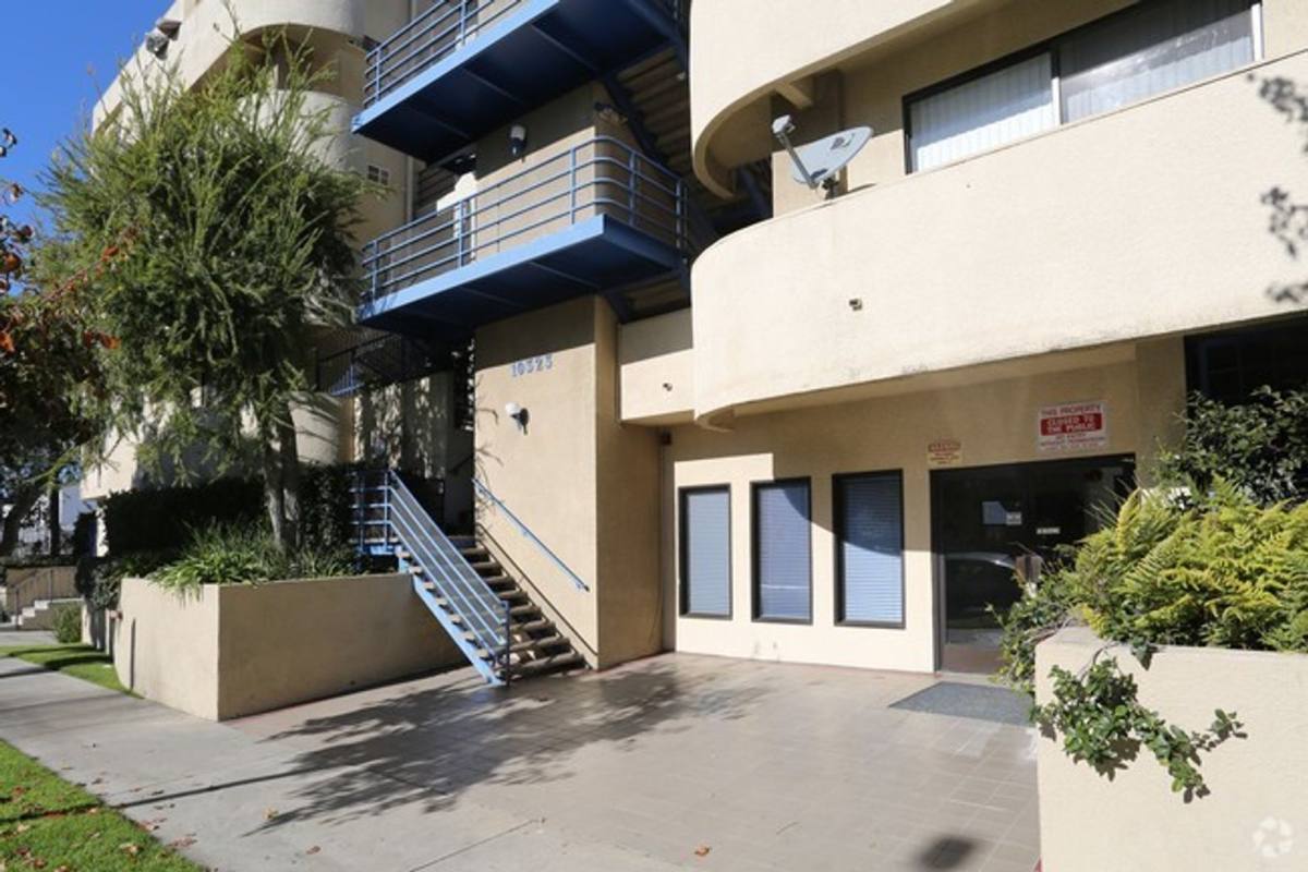 Apartment for rent at 10323 Woodbine St, Los Angeles, CA 90034