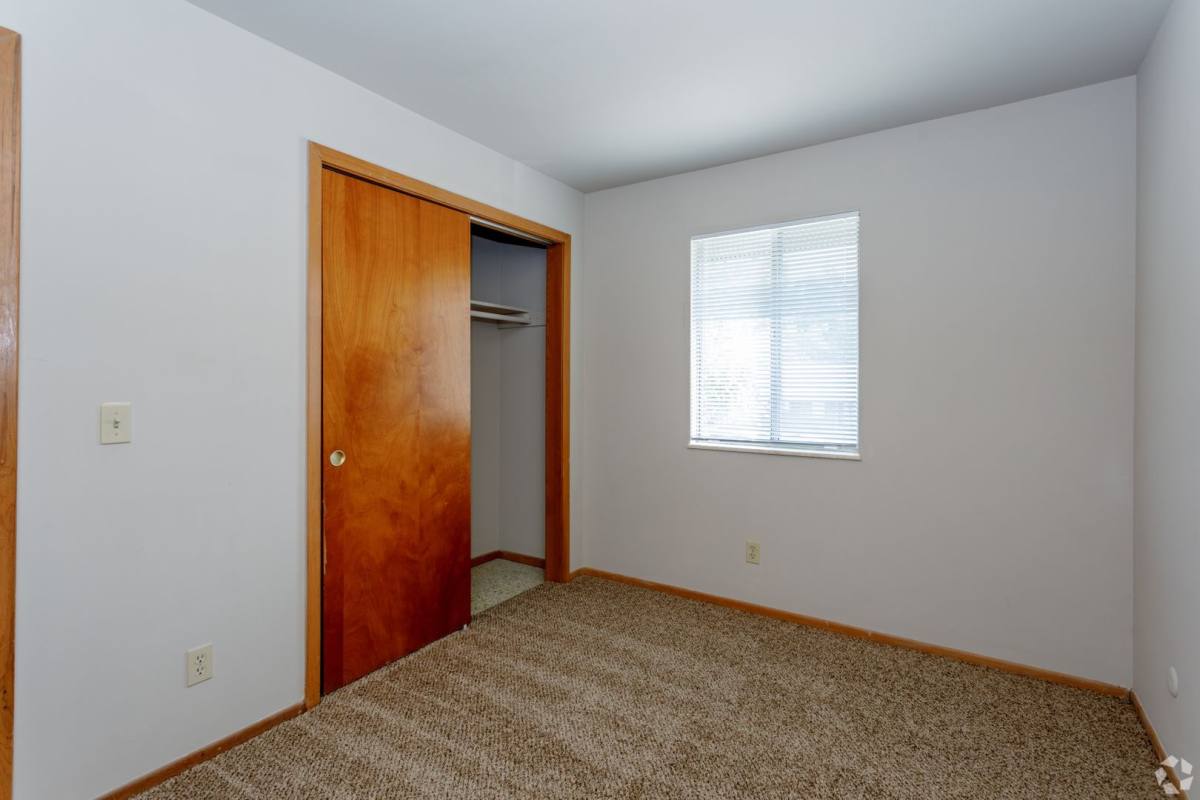 Apartment for rent at 7670 N Euclid Ave, Kansas City, MO 64118