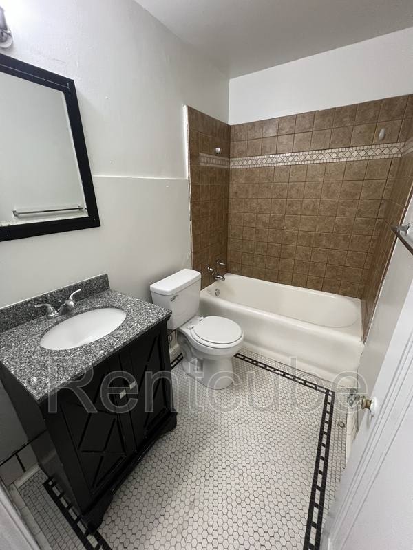 Apartment for rent at 243 W 11th St #6, Dubuque, IA 52001