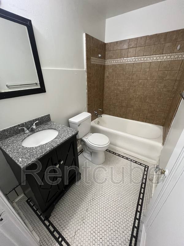 Apartment for rent at 243 W 11th St #6, Dubuque, IA 52001
