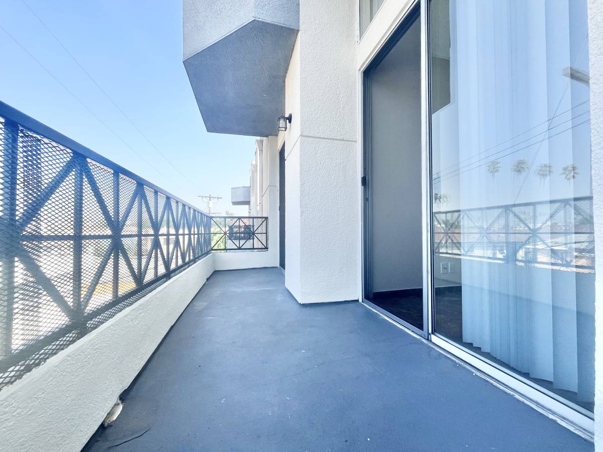 Apartment for rent at 945 N Serrano Ave #102, Los Angeles, CA 90029