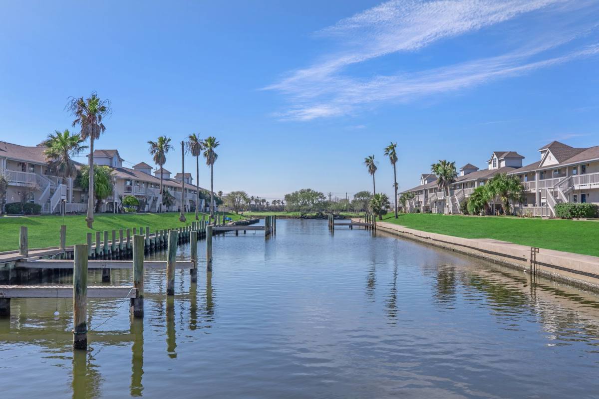 Apartment for rent at 7400 Jones Dr, Galveston, TX 77551