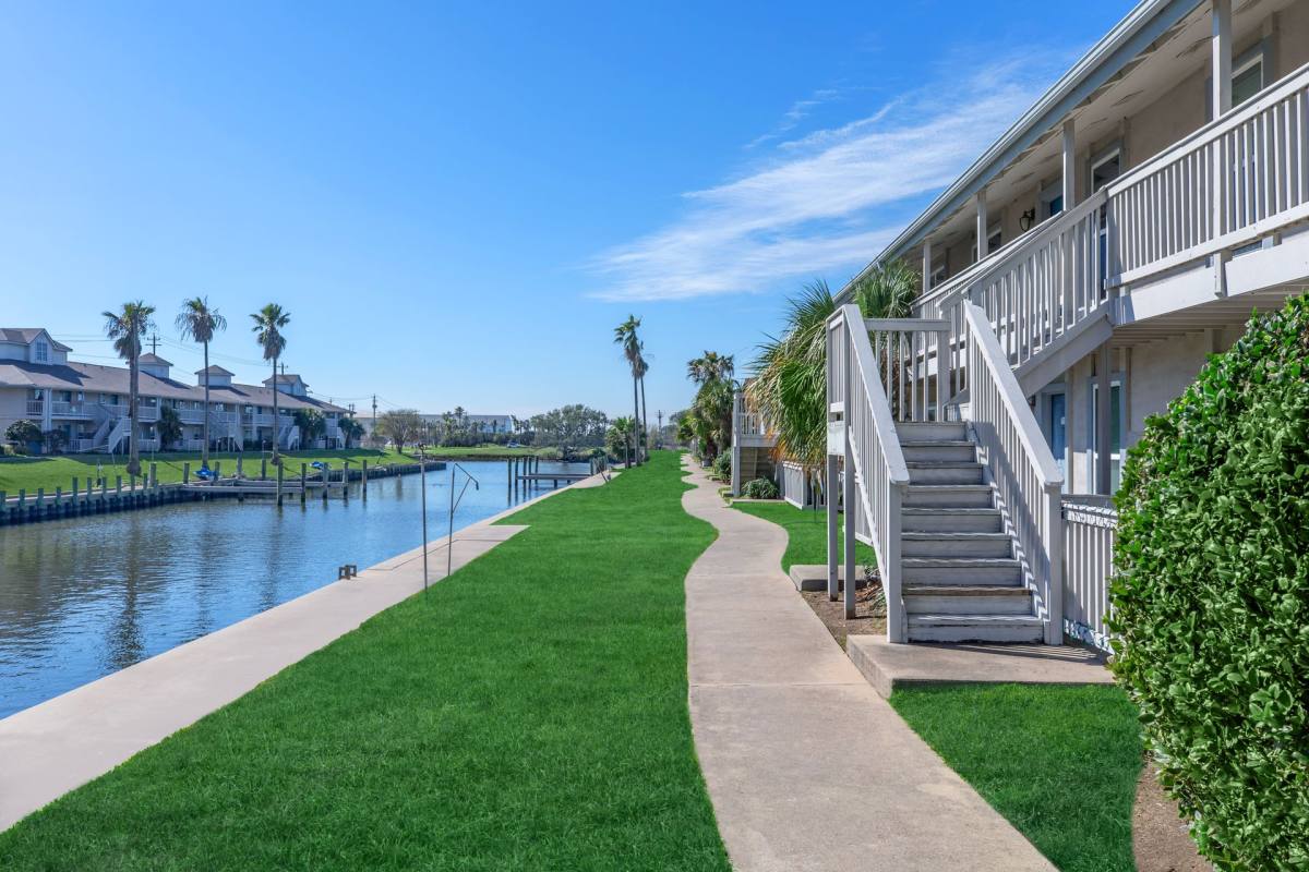 Apartment for rent at 7400 Jones Dr, Galveston, TX 77551
