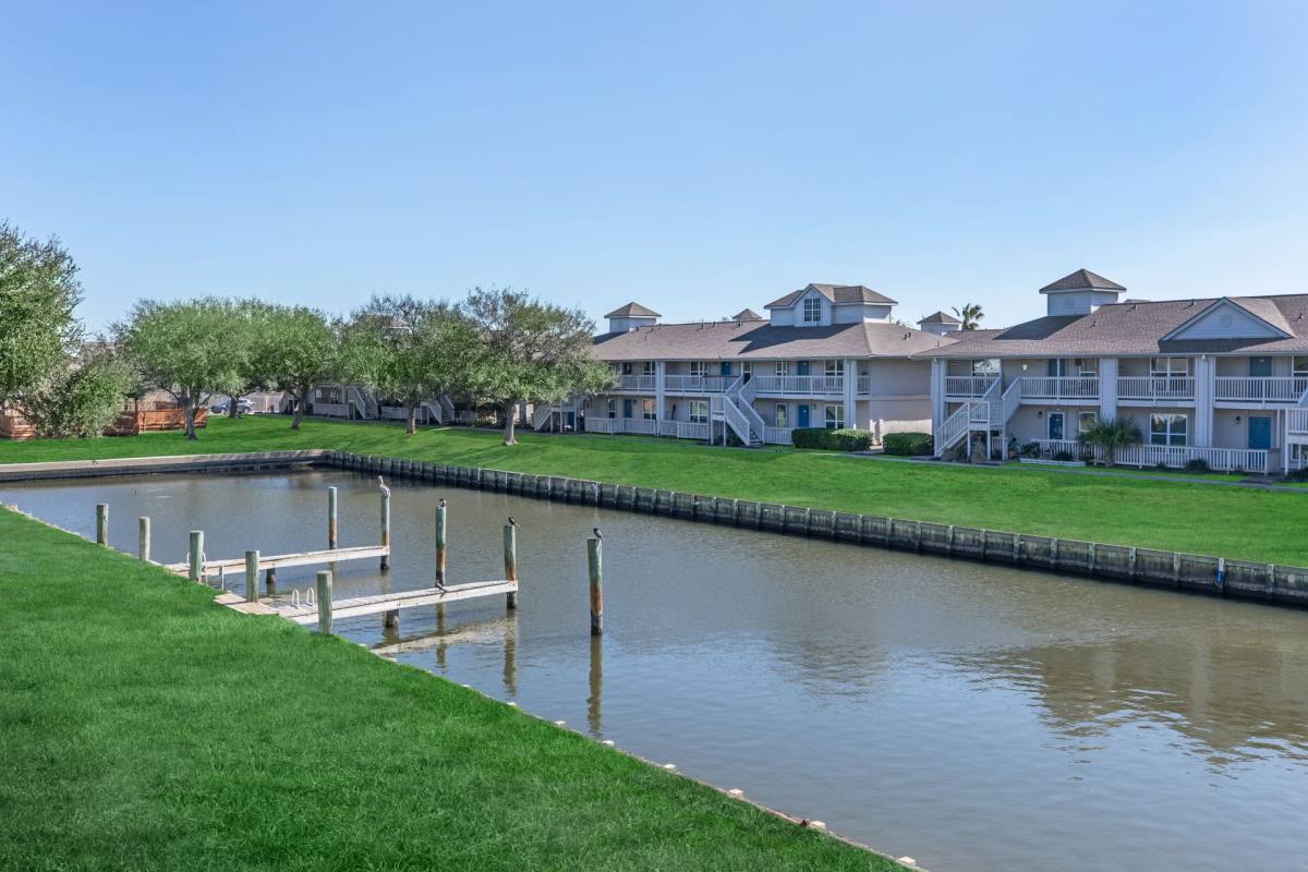 Apartment for rent at 7400 Jones Dr, Galveston, TX 77551