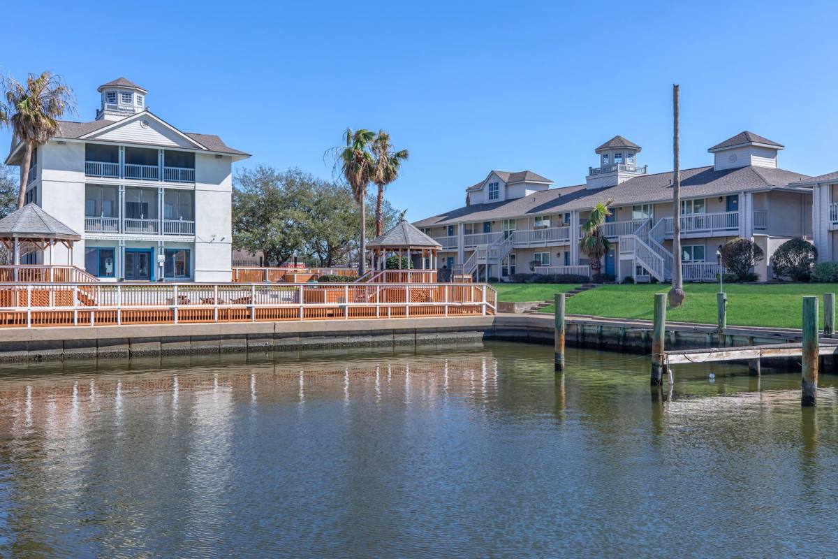 Apartment for rent at 7400 Jones Dr, Galveston, TX 77551