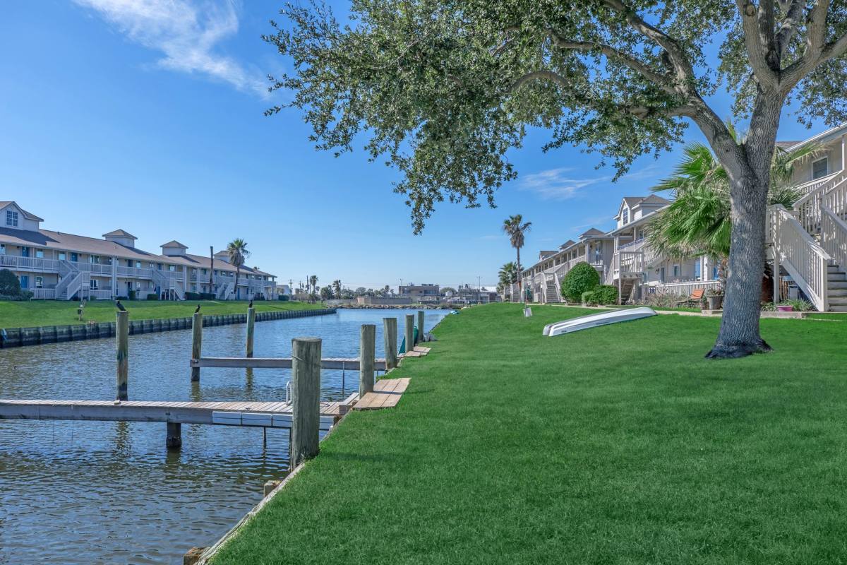 Apartment for rent at 7400 Jones Dr, Galveston, TX 77551