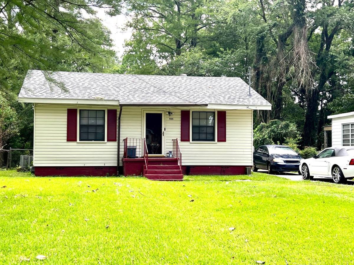 House for rent at 955 Cloverdale Dr, Mobile, AL 36606