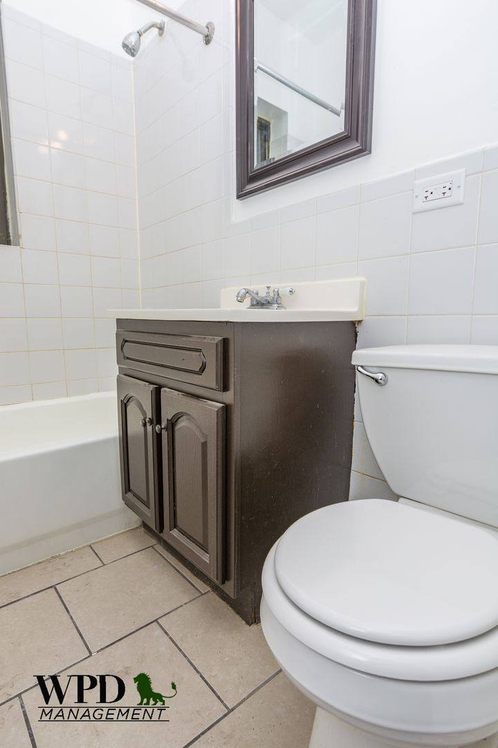 Apartment for rent at 7549 S Essex Ave, Chicago, IL 60649
