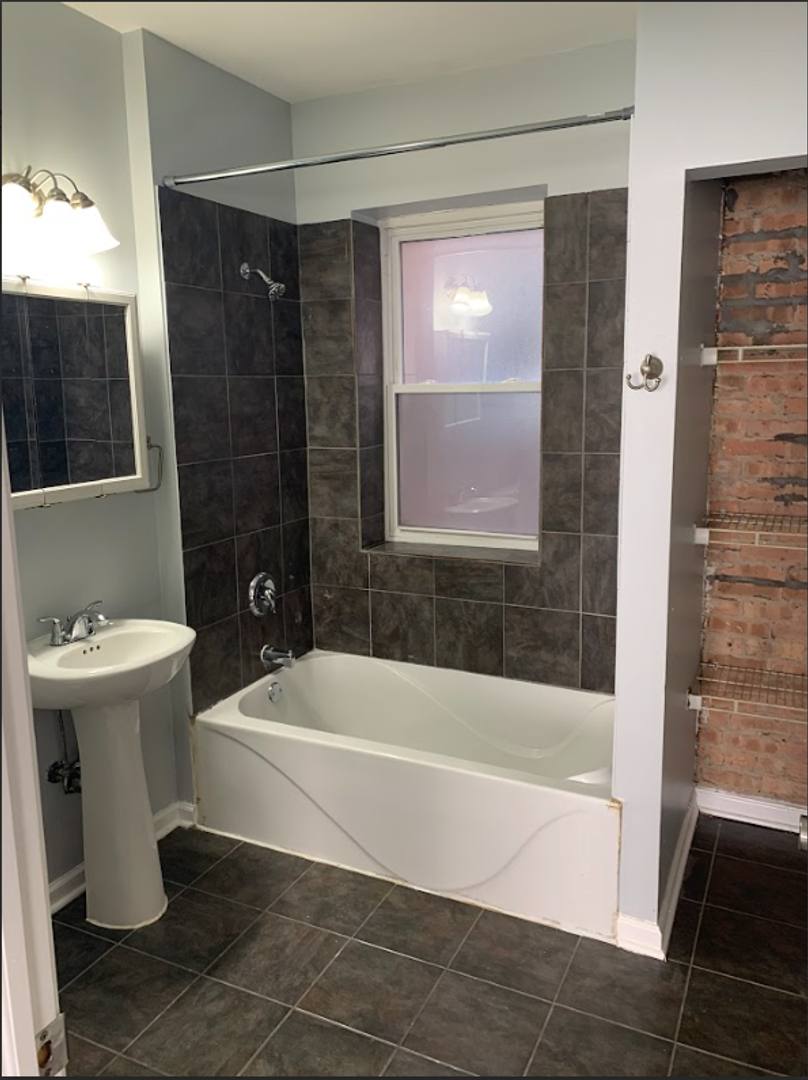 Apartment for rent at 2450 E 78th St, Chicago, IL 60649