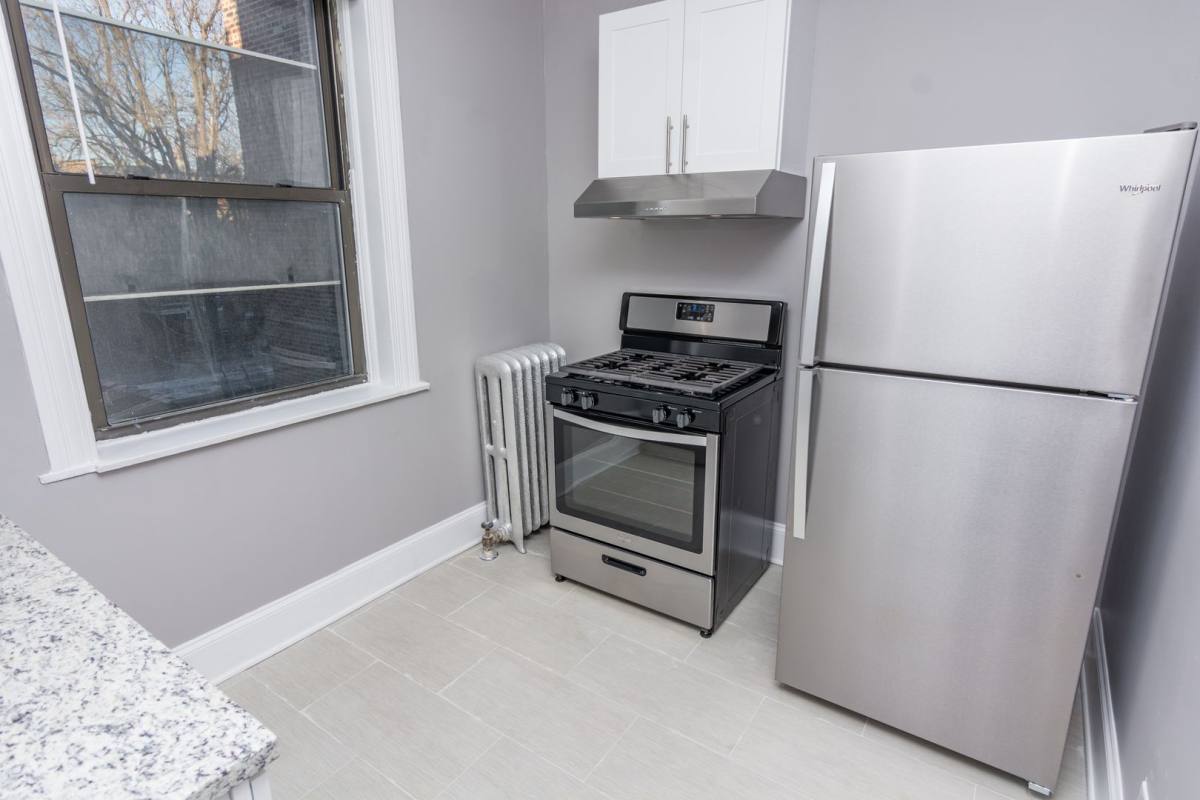 Apartment for rent at 2516 E 77th St #3, Chicago, IL 60649