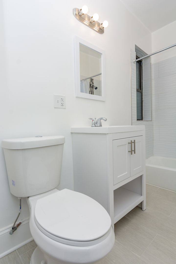 Apartment for rent at 2516 E 77th St #3, Chicago, IL 60649