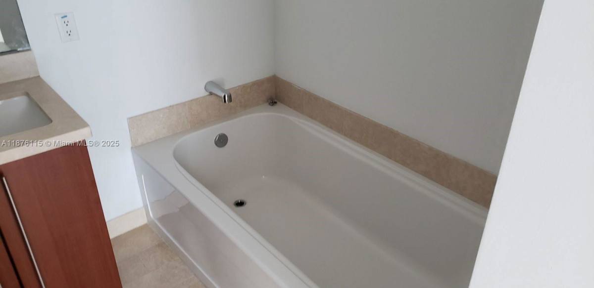 Apartment for rent at 1111 SW 1st Ave #2816, Miami, FL 33130
